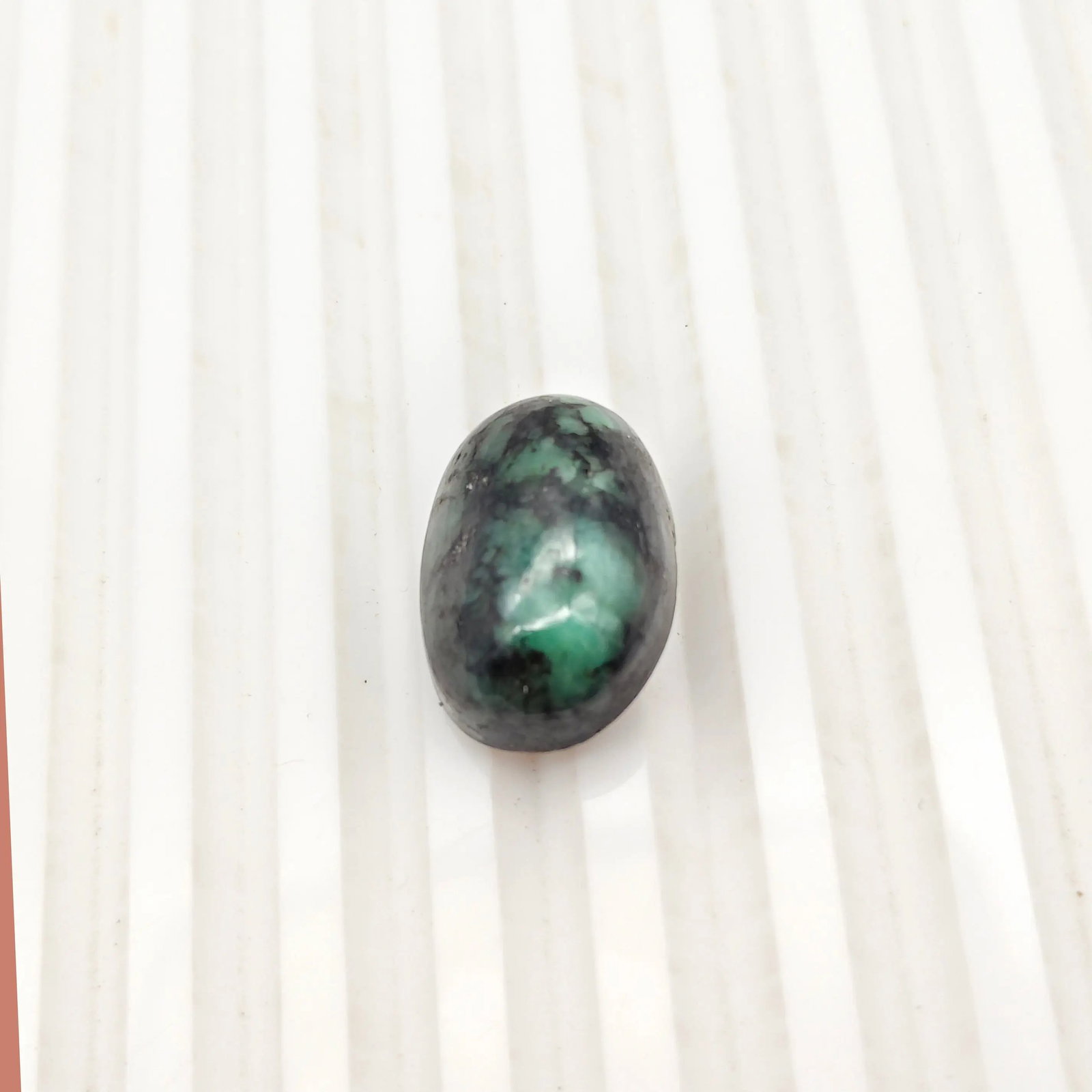 A+ QUALITY OVAL CABOCHON NATURAL EMERALD, GREEN COLORED, INDIAN GEMSTONE, WEIGHT 21.55 CTS: A+ QUALITY OVAL CABOCHON NATURAL EMERALD, GREEN COLORED, INDIAN GEMSTONE, WEIGHT 21.55 CTS