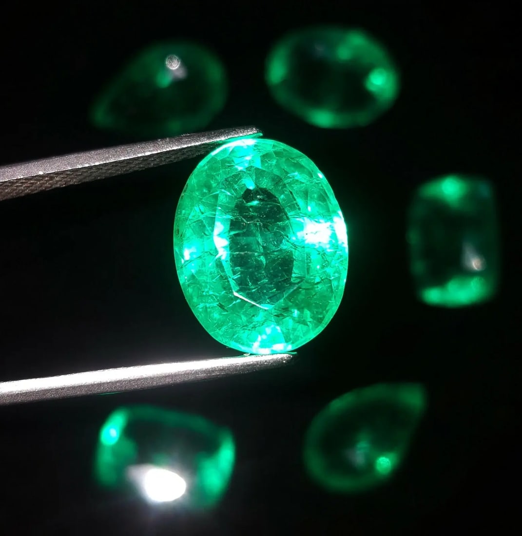 Exceptional Quality Loose Gemstone Emerald 8-10 Ct Certified Colombian Emerald, Gem223: ABC Rugs, Kilims & Jewelry offers internationally certified and verified pieces, with documentation provided by trusted gemological institutions, manufacturers, and industry professionals. At ABC 