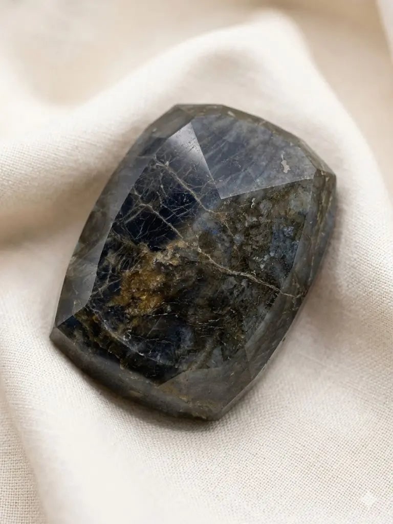 Exceptional Quality Labradorite, Oval -Mixed Shaped, Green Colored, 400GM. 90.00x6.500x2.80mm.: ABC Rugs, Kilims & Jewelry offers internationally certified and verified pieces, with documentation provided by trusted gemological institutions, manufacturers, and industry professionals. At ABC 