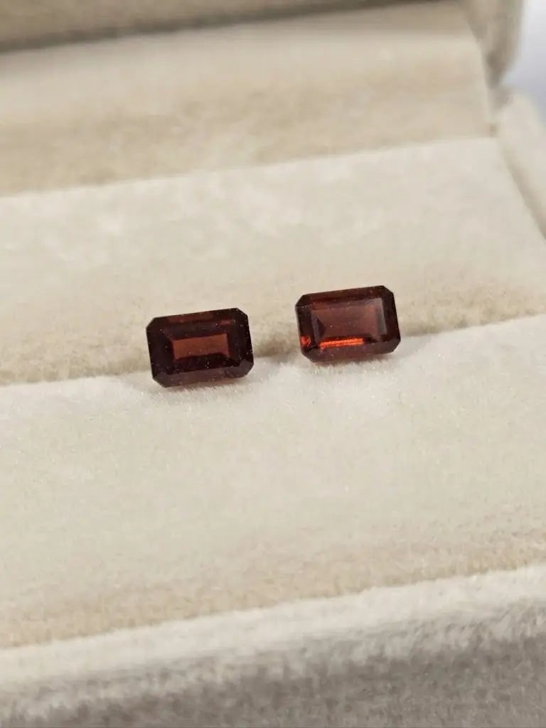 Natural Quality 2 Garnet Gemstones From Brazil, Dimension 6 x9 mm, Weight 1.32 Ct, Shape Emerald (1 of 2)