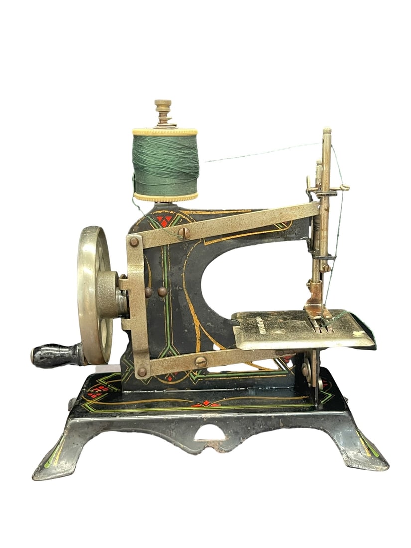 A GERMAN IRON MINIATURE SEWING MACHINE, CIRCA 1920S (1 of 4)