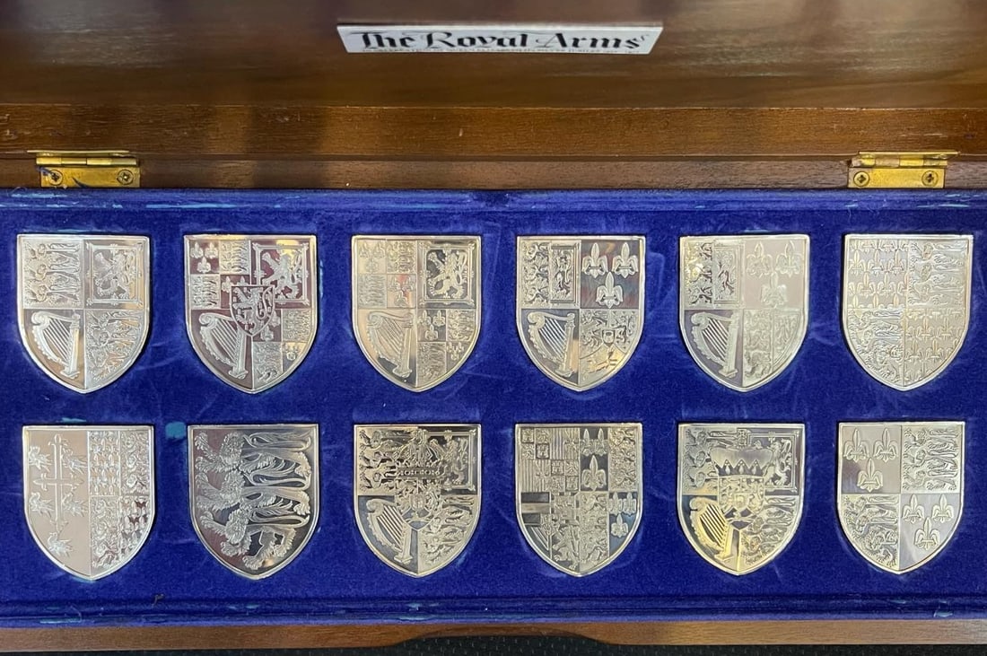 A ROYAL ARMS OF ENGLAND DECORATIVE PLAQUE (1 of 4)