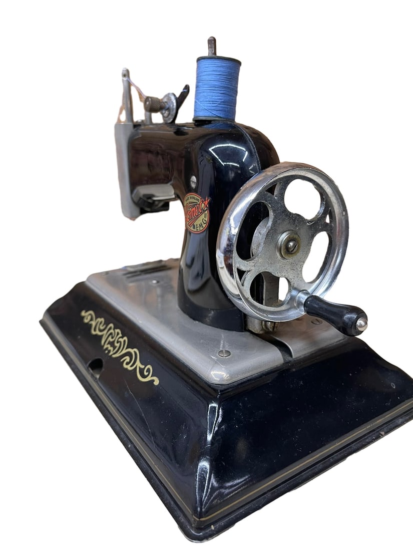A COMET CHILD'S HAND-CRANK SEWING MACHINE, ENGLAND, CIRCA 1950S (1 of 2)
