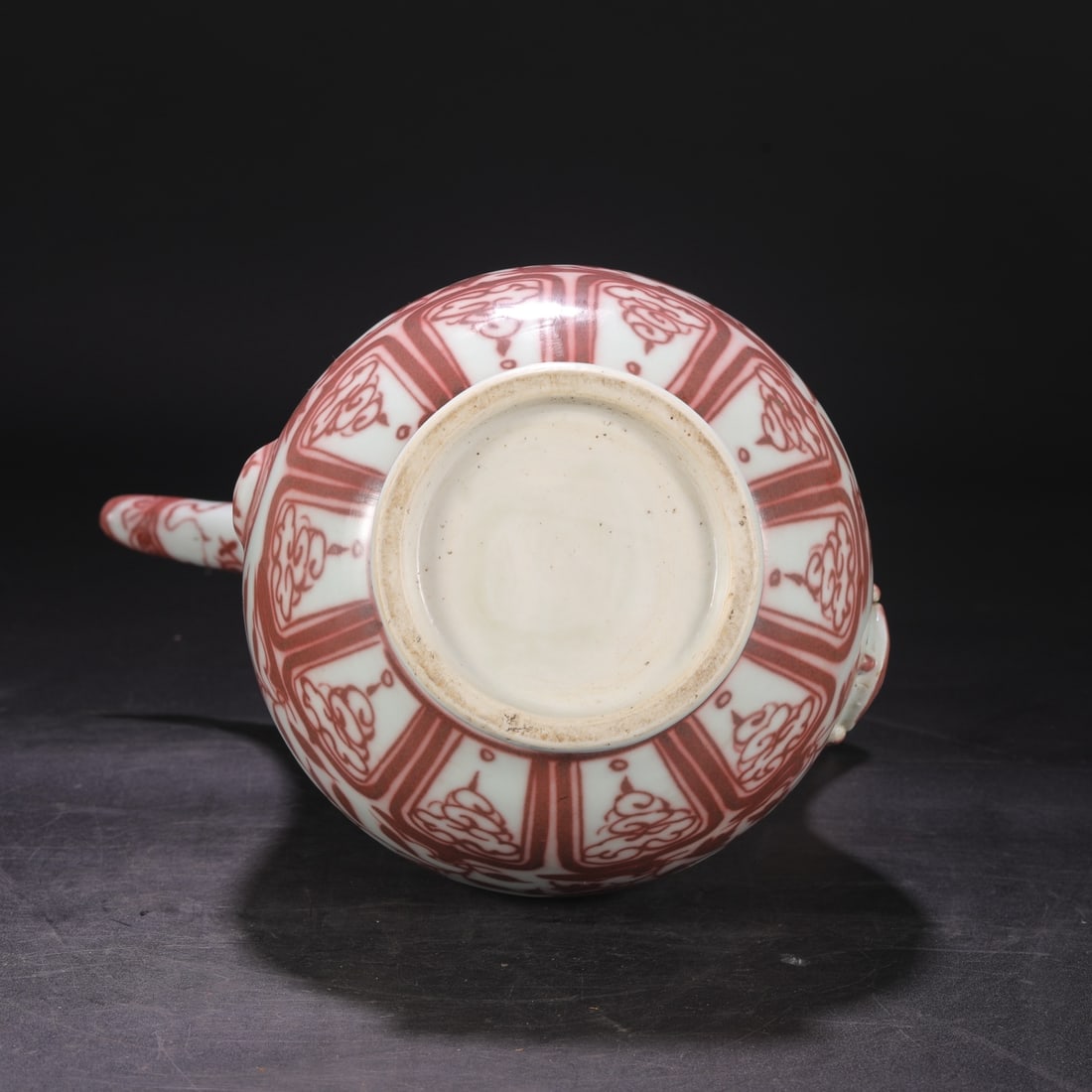 A UNDERGLAZED-RED 'INTERLOCKING FLOWERS' EWER - 8