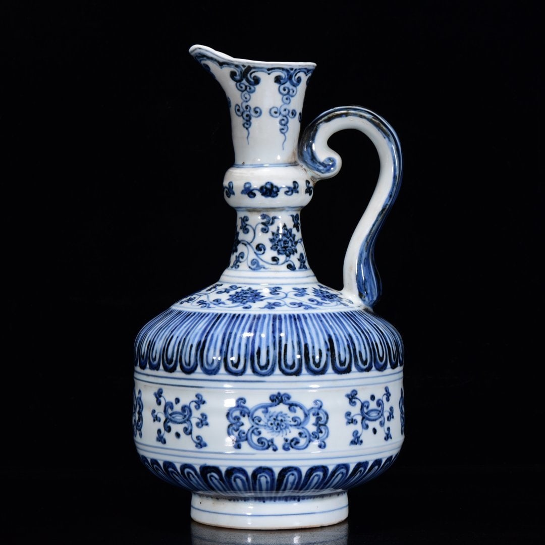 A BLUE-AND-WHITE 'INTERLOCKING LOTUS' WATER VESSEL (1 of 9)