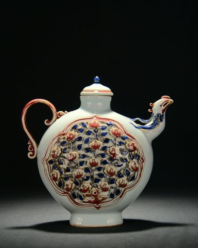 A BLUE-AND-WHITE UNDERGLAZED-RED 'PHOENIX' FLASK (1 of 9)