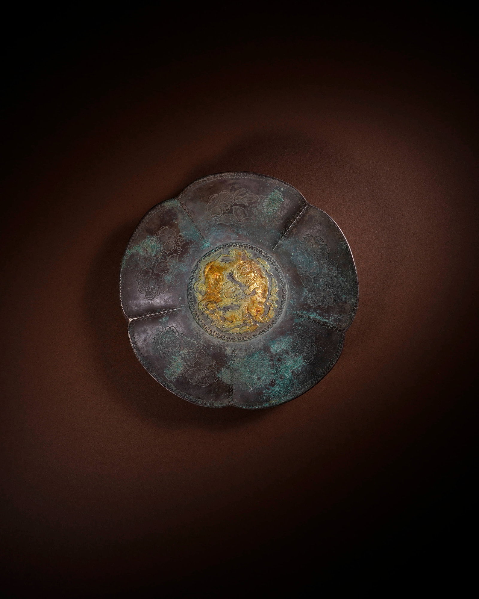 A GILT-BRONZE 'AUSPICIOUS BEAST' LOBED DISH: A GILT-BRONZE 'AUSPICIOUS BEAST' LOBED DISH Diameter: 14 cm (5.5 in.), Weight: 190 g. All measurements are approximate.