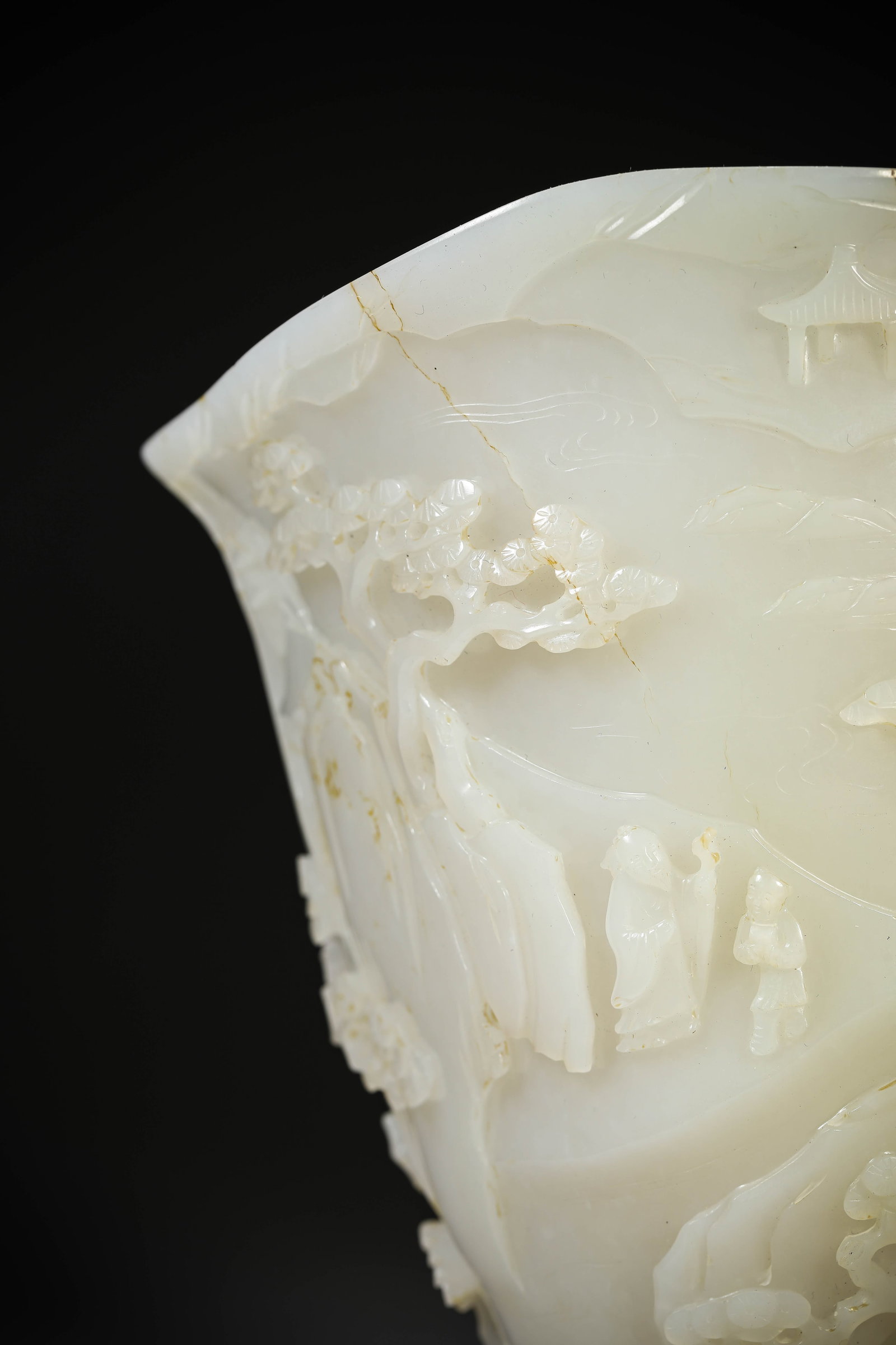A CARVED JADE 'SCHOLARS UNDER PINE TREE' CUP - 2