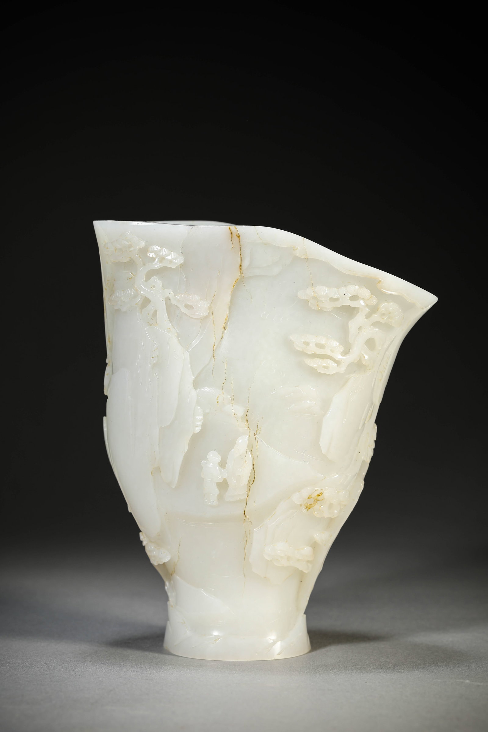 A CARVED JADE 'SCHOLARS UNDER PINE TREE' CUP - 4