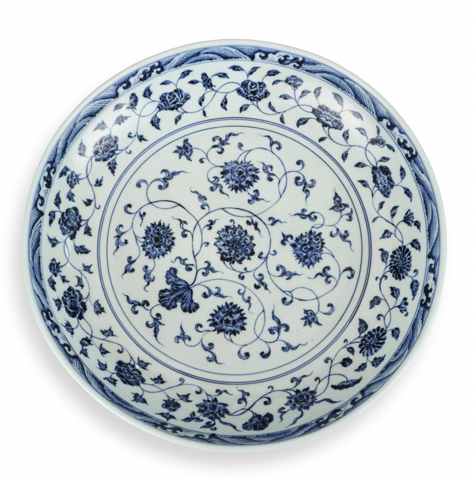 A BLUE AND WHITE 'INTERLOCKING FLOWERS' LARGE DISH: A BLUE AND WHITE 'INTERLOCKING FLOWERS' LARGE DISH Height: 7 cm (2.8 in.), Width: 37.8 cm (14.9 in.). All measurements are approximate.