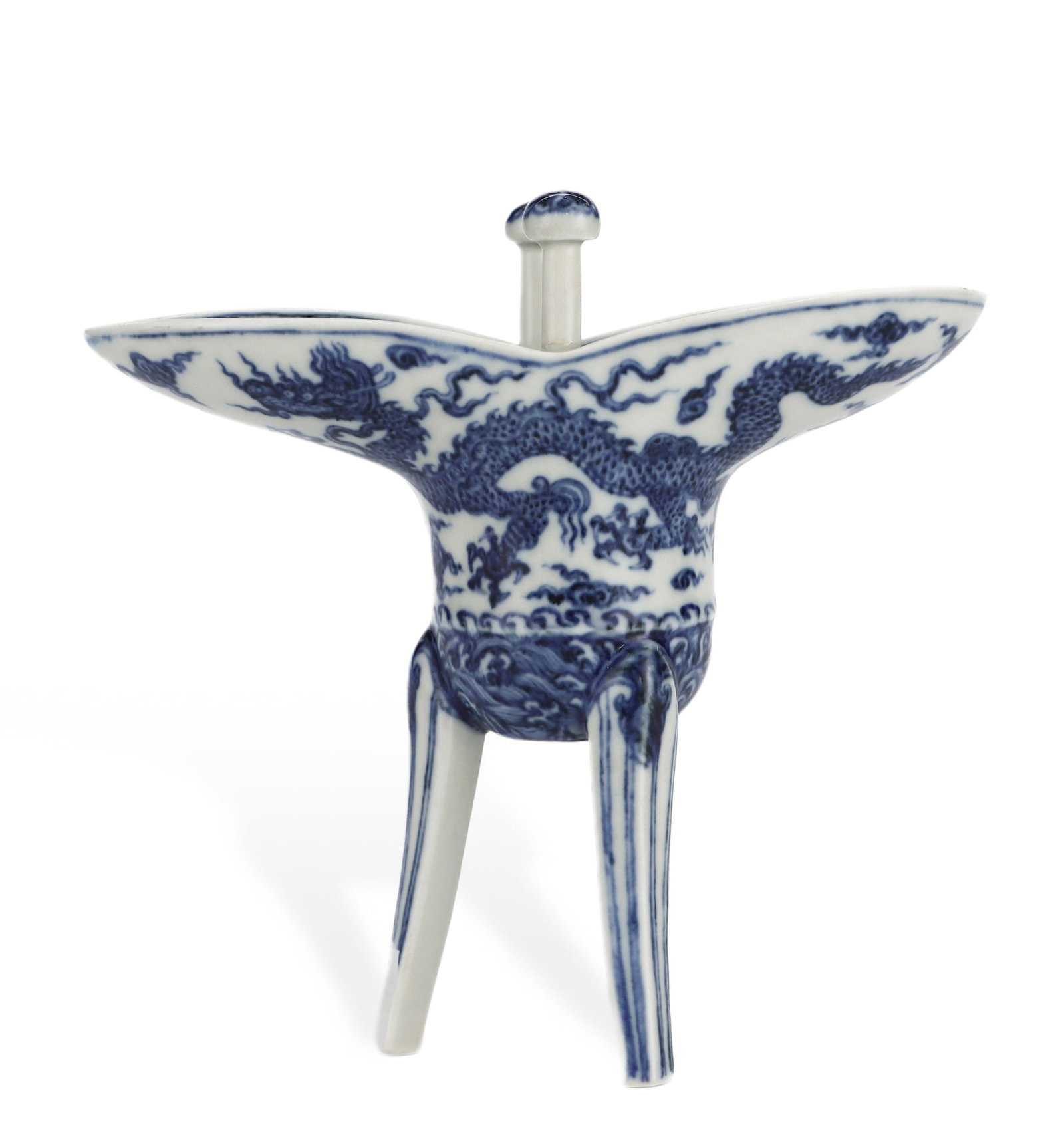 A BLUE AND WHITE 'DRAGON' JUE CUP: A BLUE AND WHITE 'DRAGON' JUE CUP Length: 19 cm (7.5 in.), Height: 18.3 cm (7.2 in.). All measurements are approximate.