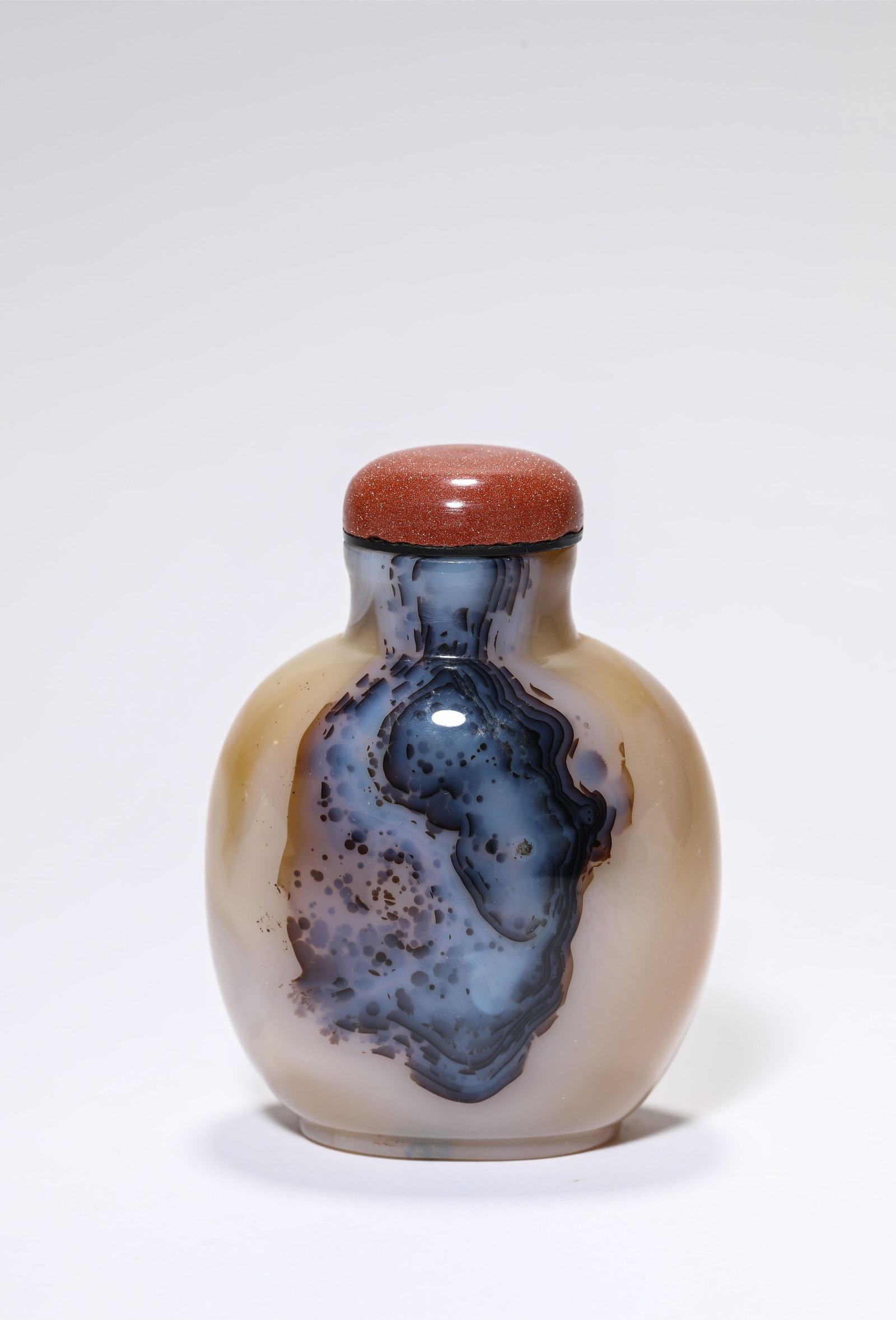A AGATE SNUFF BOTTLE (1 of 5)