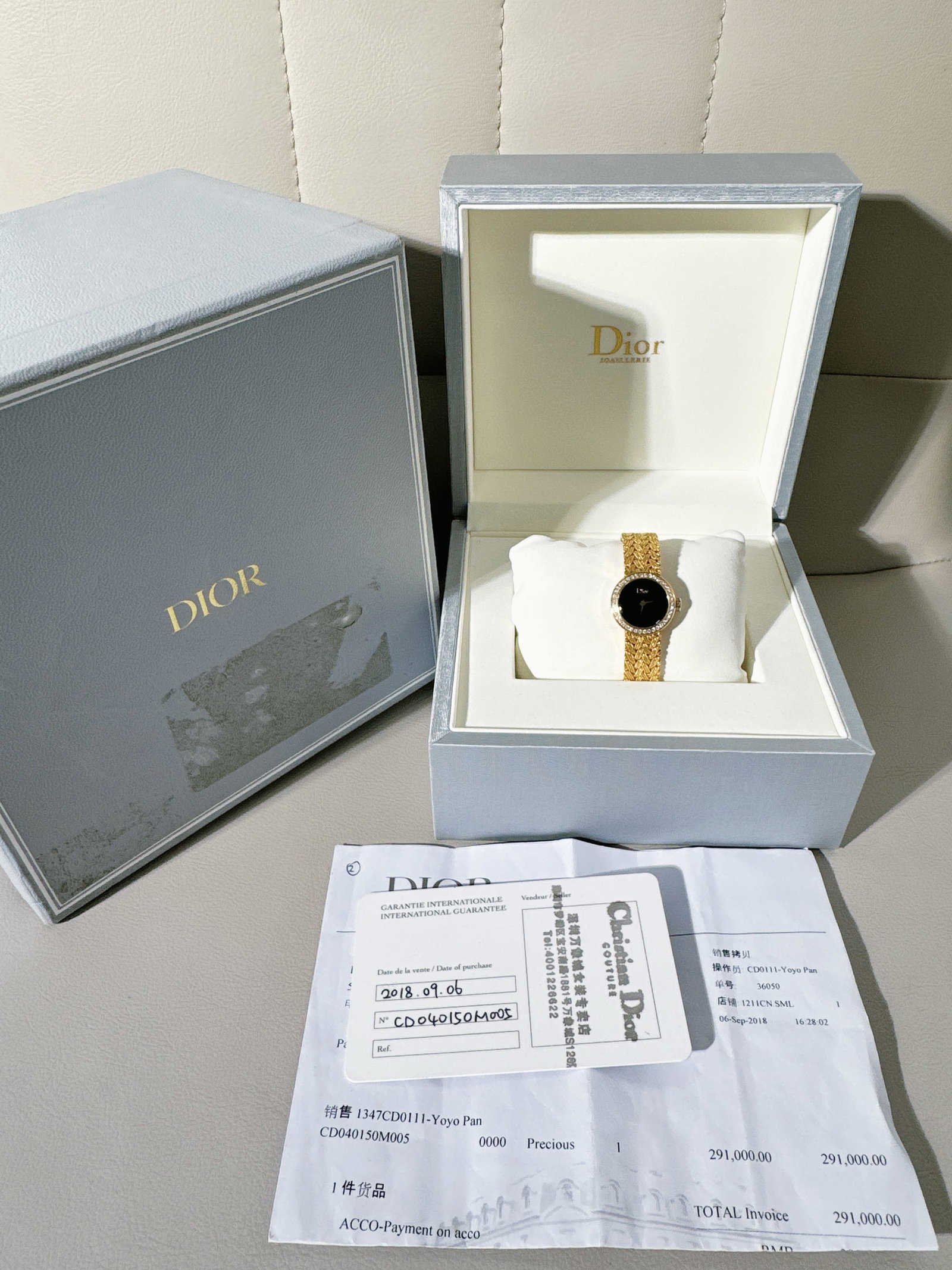 DIOR 66.84g 18K Yellow Gold 0.47ct Brilliant-cut Diamonds Watch CD040150M005: This model is a luxurious, petite version of the classic La D de Dior, designed to feel like a "satin ribbon" on the wrist.Key SpecificationsCase Size: 19 mm diameter.Material: Crafted in 18K yellow g