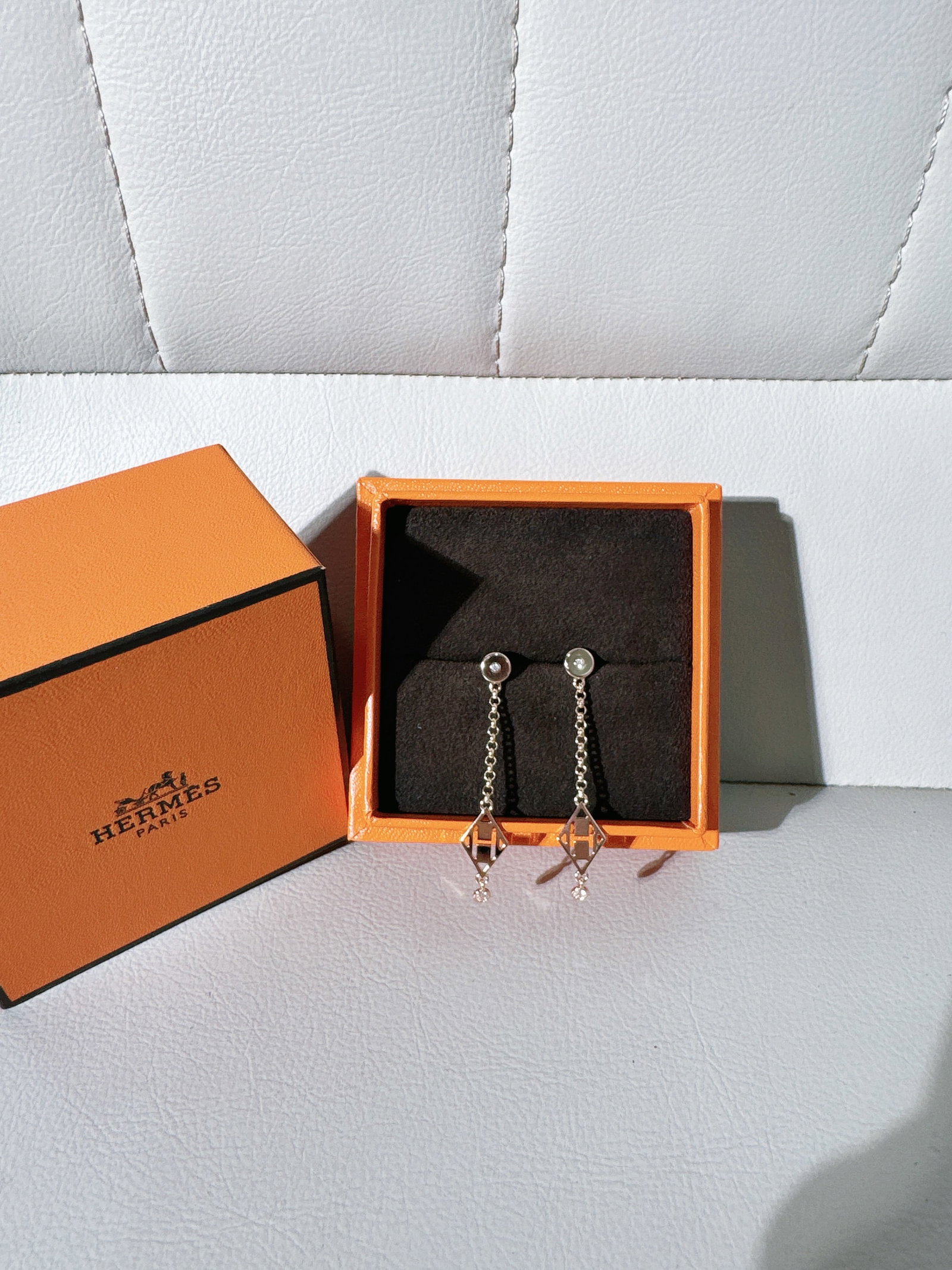 Hermes 18K rose gold Diamond Earrings Gambade H: Hermes Gambade H Earrings. These luxury drop earrings feature the signature "H" logo within a diamond-shaped frame, crafted from 18K rose gold (and set with small diamonds.Key SpecificationsMaterial: 