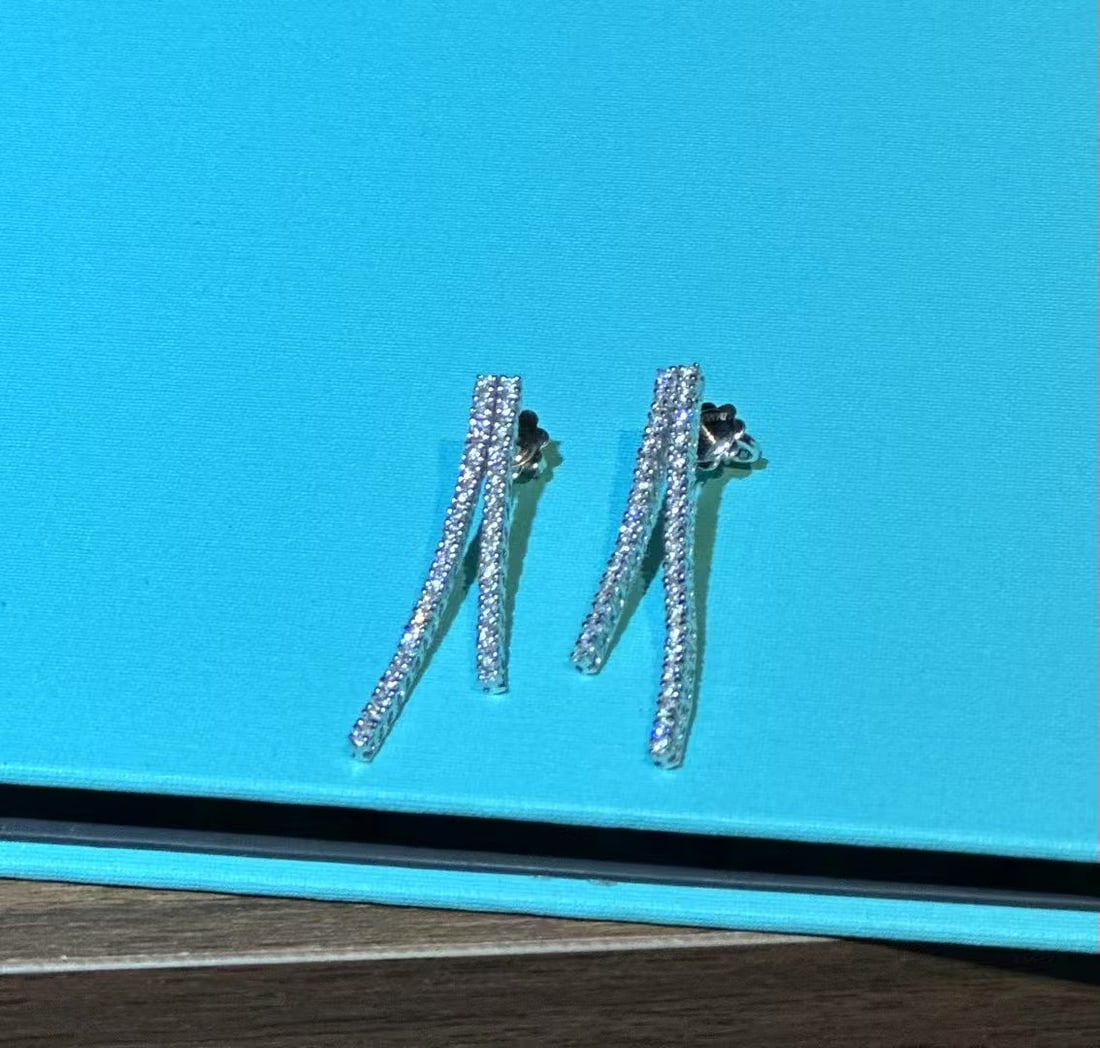 Damiani 6.4G White Gold Diamond Tassel Earrings: Damiani White Gold Diamond Tassel Earrings, Stunning, Weight 6.4g, Length 4cmCreator: DamianiPeriod: 2010-Date of Manufacture: UNKNOWCondition: Good