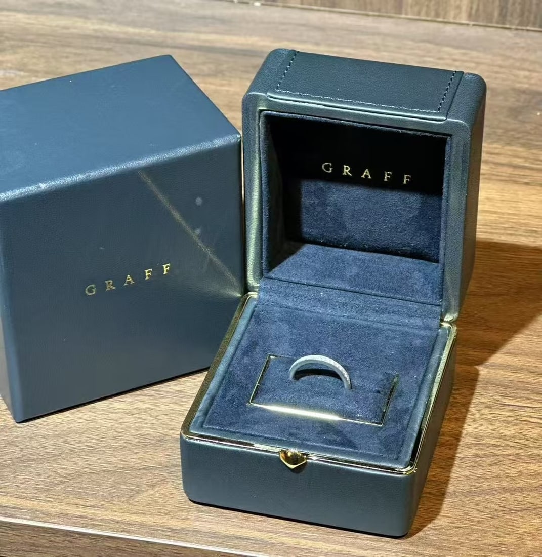 Graff Classic Full Eternity Diamond Ring, Size 49: Graff Classic Full Eternity Diamond Ring, Size 49Creator: GraffRing Size: 5 US, Not Resizable(Size Guide)Period: 2010-Date of Manufacture: unknowCondition: Good