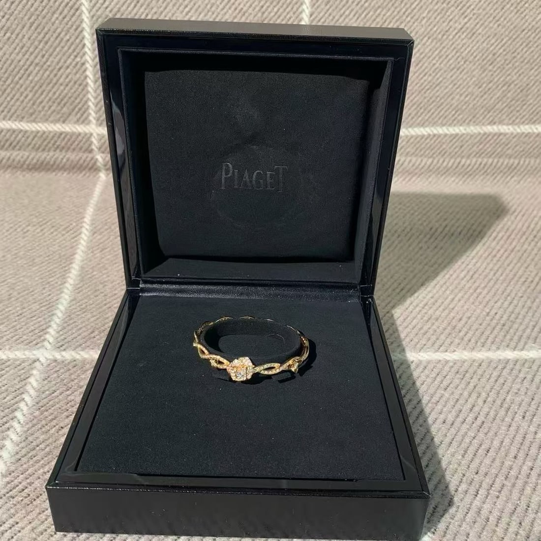 Piaget Rose Collection 18K Rose Gold Diamond Engraved Rose Flower Bracelet: Piaget Rose Collection 18K Rose Gold Full-Diamond Rose Bangle, Size 15.Inclusions: Original box, certificate.Purchased in 2022, original price over 150,000 RMB.Suitable for personal use or gifting.Dim