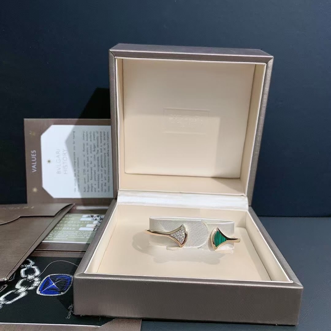 BVLGARI DIVAS' DREAM Rose Gold Diamond Malachite Fan Bracelet: BVLGARI DIVAS' DREAM Bracelet in 18K rose gold, fully set with sparkling pave diamonds and inlaid with vibrant malachite. Features the iconic fan motif. Size S. Purchased in 2021, original retail pric