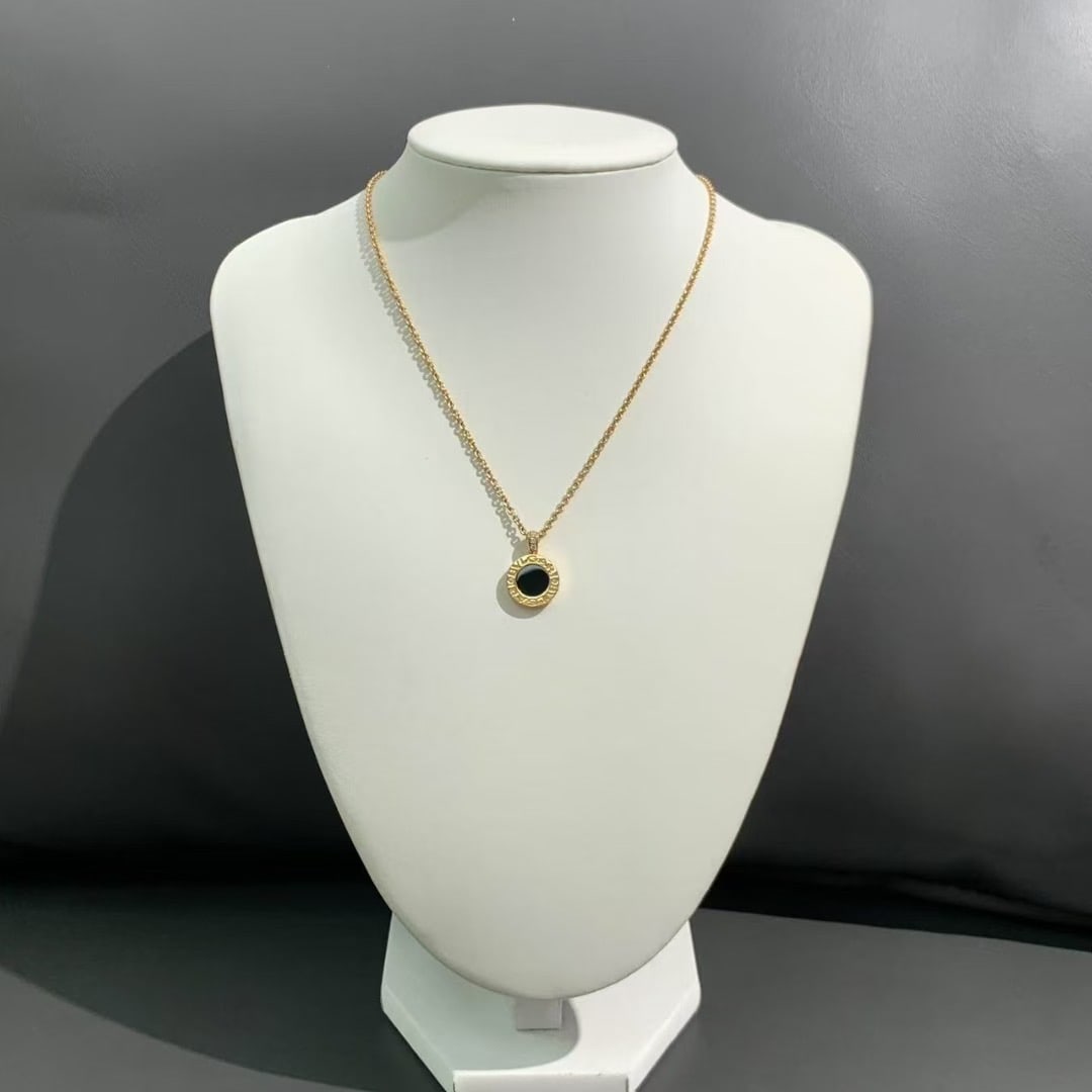 Bvlgari Double-Sided Disc 18K Rose Gold MOP & Diamonds Necklace: Bvlgari reversible disc necklace in 18K rose gold with black and white mother of pearl and diamonds.Comes with original box. Purchased in 2023.Original retail price: over 37,000 RMB.Suitable for perso