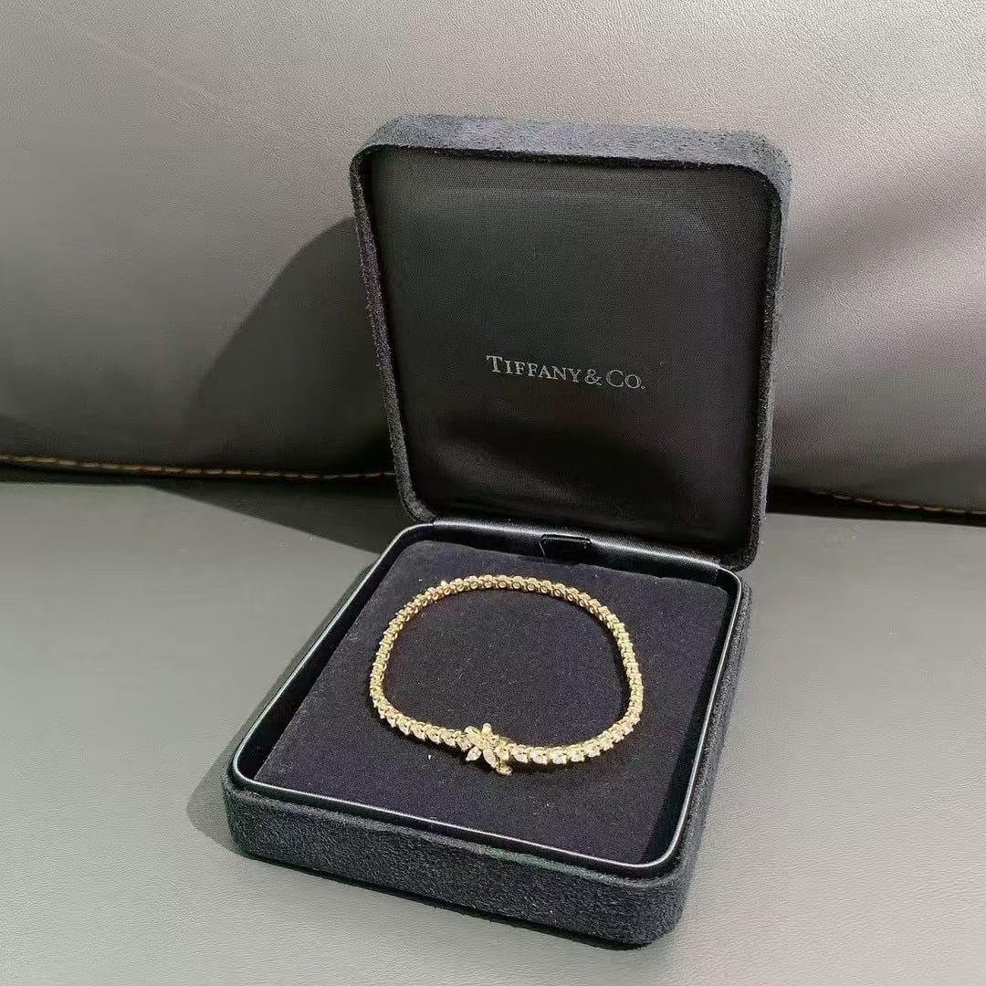 Tiffany Victoria 18K Rose Gold Full Diamond Bracelet 17cm: Indulge in timeless luxury with the Tiffany Victoria 18K rose gold full diamond bracelet! Designed in a flattering 17cm length for a comfortable, elegant fit, this iconic piece is fully adorned with d