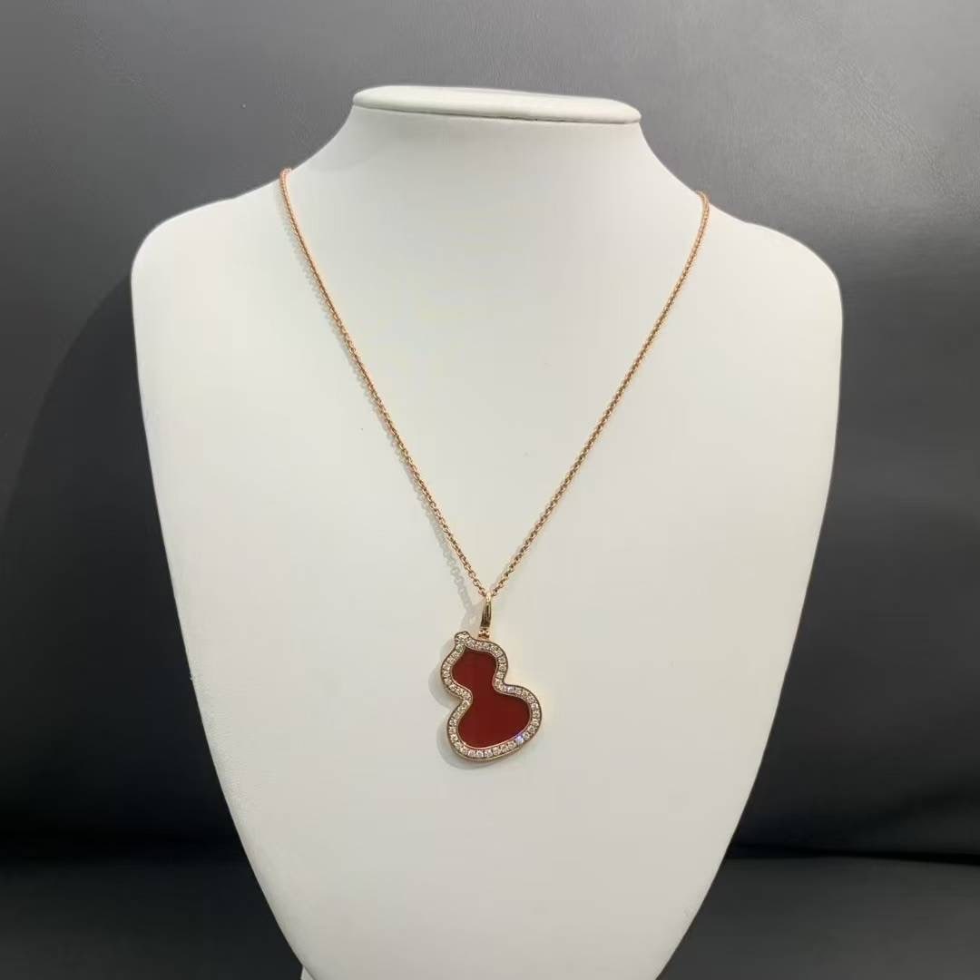 Qeelin Wulu Collection 18K Rose Gold Large Red Agate Gourd Pendant Necklace: Metal: Rose GoldStone: AgateStone Cut: UncutPeriod: 2010-Date of Manufacture: 2024Condition: Good. In original box.
