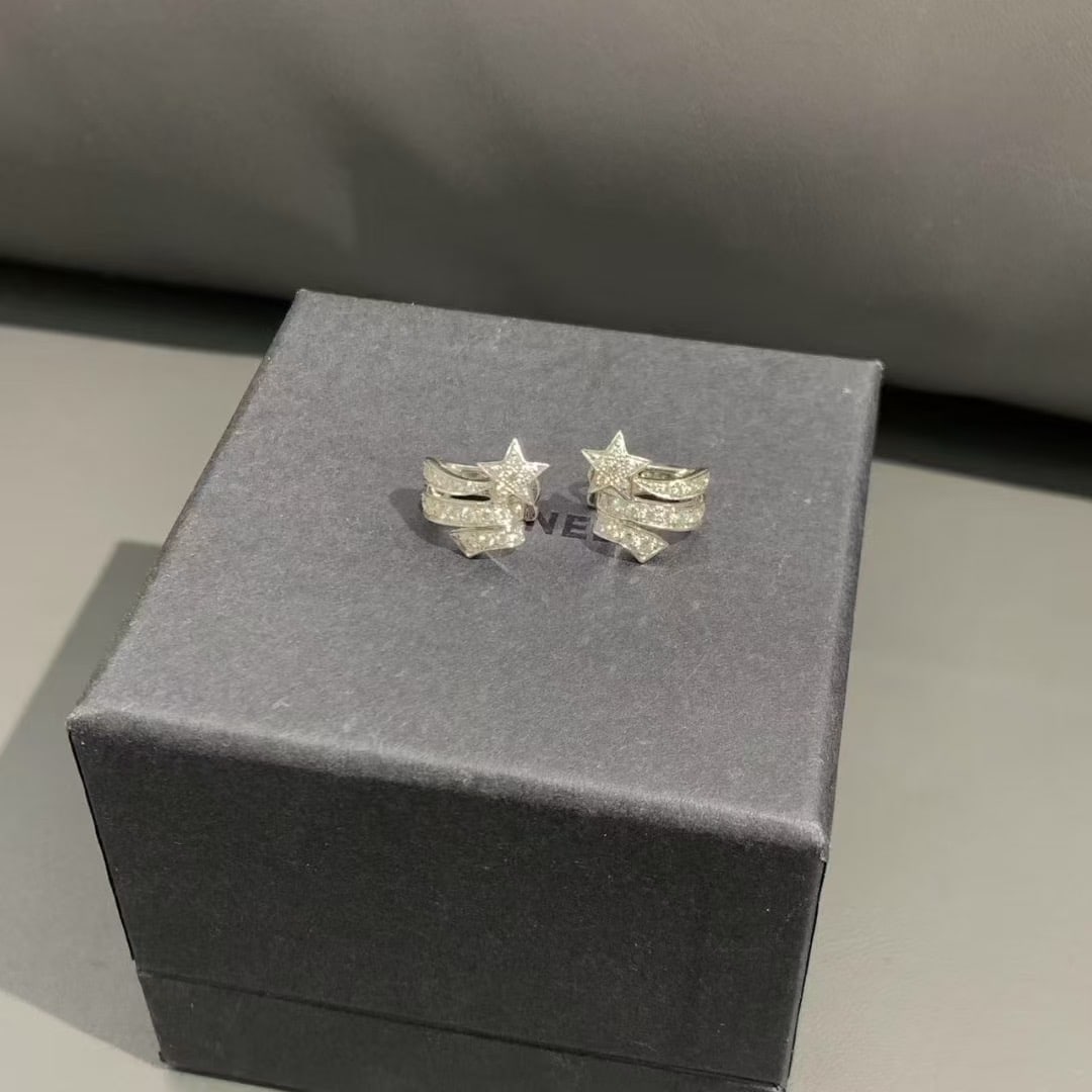 Chanel etoile Filante 18K White Gold Diamond Earrings: Metal: White GoldPlace of Origin: FrancePeriod: 2010-Date of Manufacture: 2024Condition: Excellent. In original box.