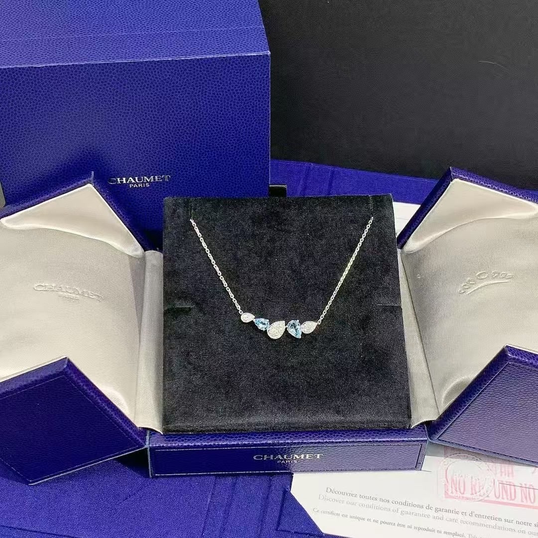 Chaumet Paris Josephine Aigrette Star Round Necklace: Metal: 18k GoldWeight: 5.9 gPlace of Origin: FrancePeriod: 2010-Date of Manufacture: 2021Condition: Excellent. In original box.