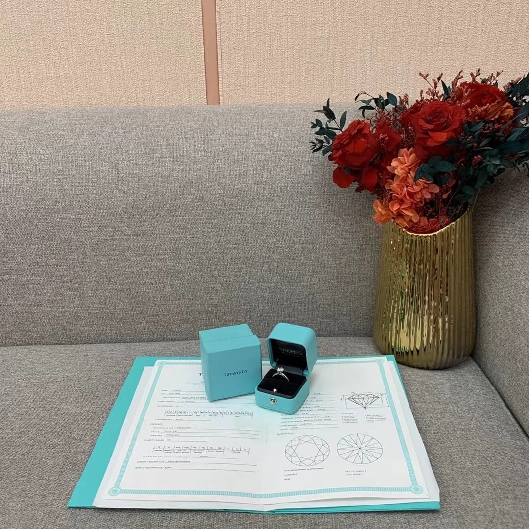 Tiffany Setting Diamond Engagement Ring 1.0ct VS2 Color F Size 52: Key Product DetailsDesign: A round brilliant cut diamond held by a signature six-prong setting on a tapered knife-edge band.