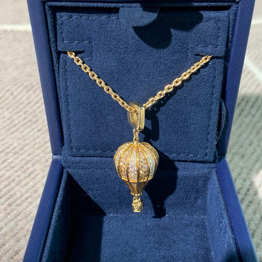 Louis Vuitton Travel Charms Collection Hot Air Balloon Pendant Necklace: Creator: Louis VuittonMetal: 18k GoldWeight: 35 gPlace of Origin: FrancePeriod: 2010-Date of Manufacture: UnknownCondition: GoodMinor losses.