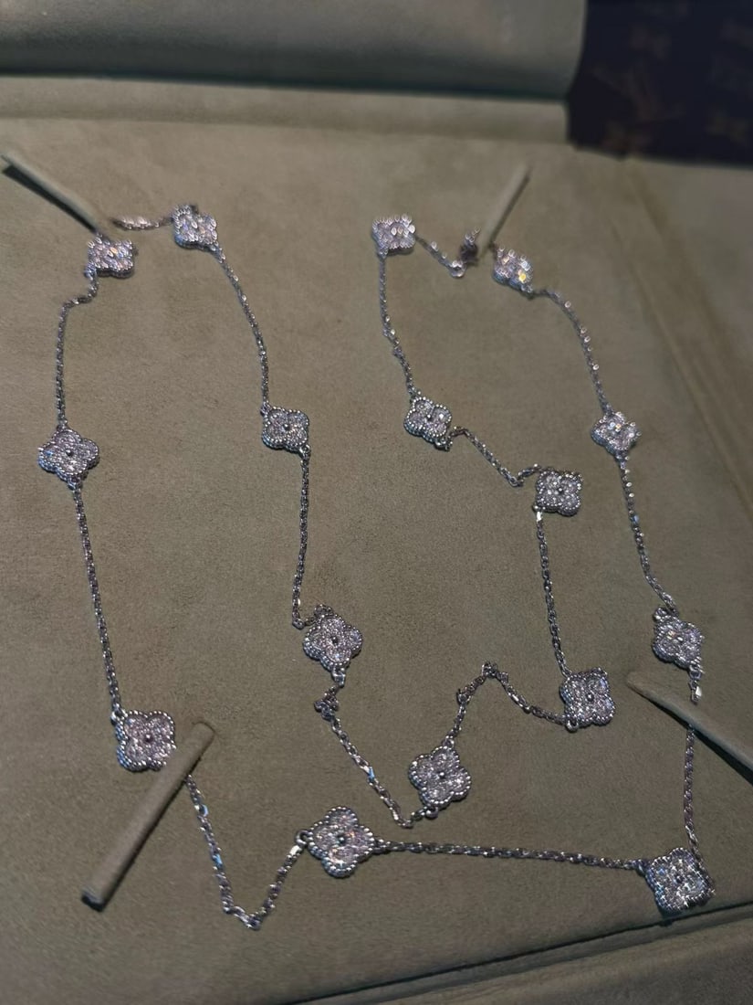Van Cleef & Arpels weet Alhambra Long Necklace 16 Motifs 18k White Gold Diamond: Sweet Alhambra long necklace, 16 motifs, rhodium plated 18K white gold, round diamonds; diamond quality DEF, IF to VVS.
