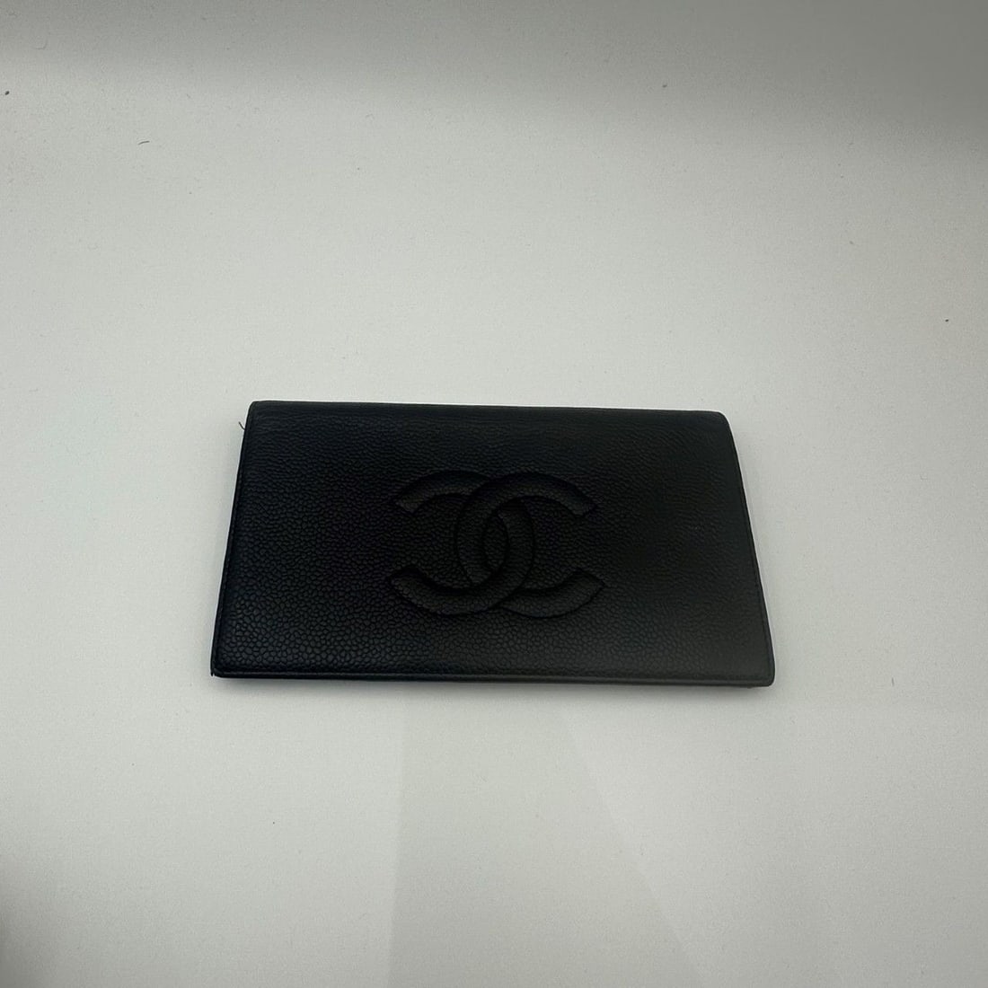 Auth chanel vintage wallet unisex: Noticeable signs of wear,Inner leather damaged, stained and slightly mouldy.
