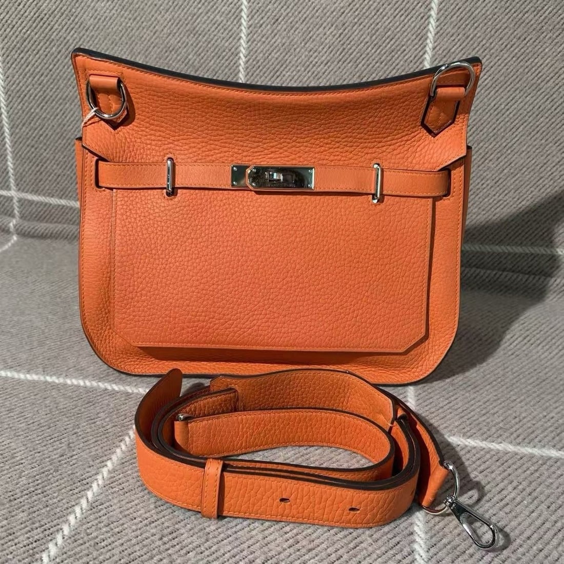 HERMES Jypsiere 28 Shoulder Bag Taurillon Clemence leather orange r stamp france: Normal signs of daily use
