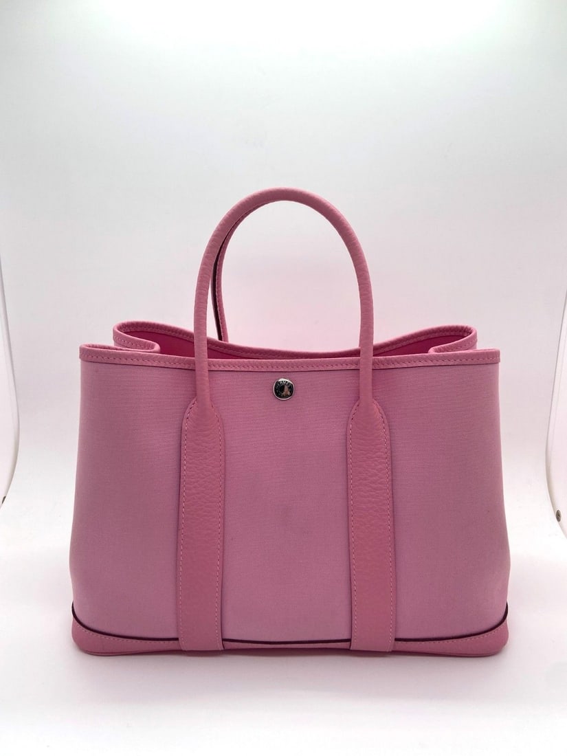HERMES GARDEN PARTY 30 ROSE BUBBLEGUM CANVAS STMAP Y SHW FRANCE: Normal signs of wear, scratches on the hardware, a broken button, small stains on the interior and surface, and scuffing on the four corners.