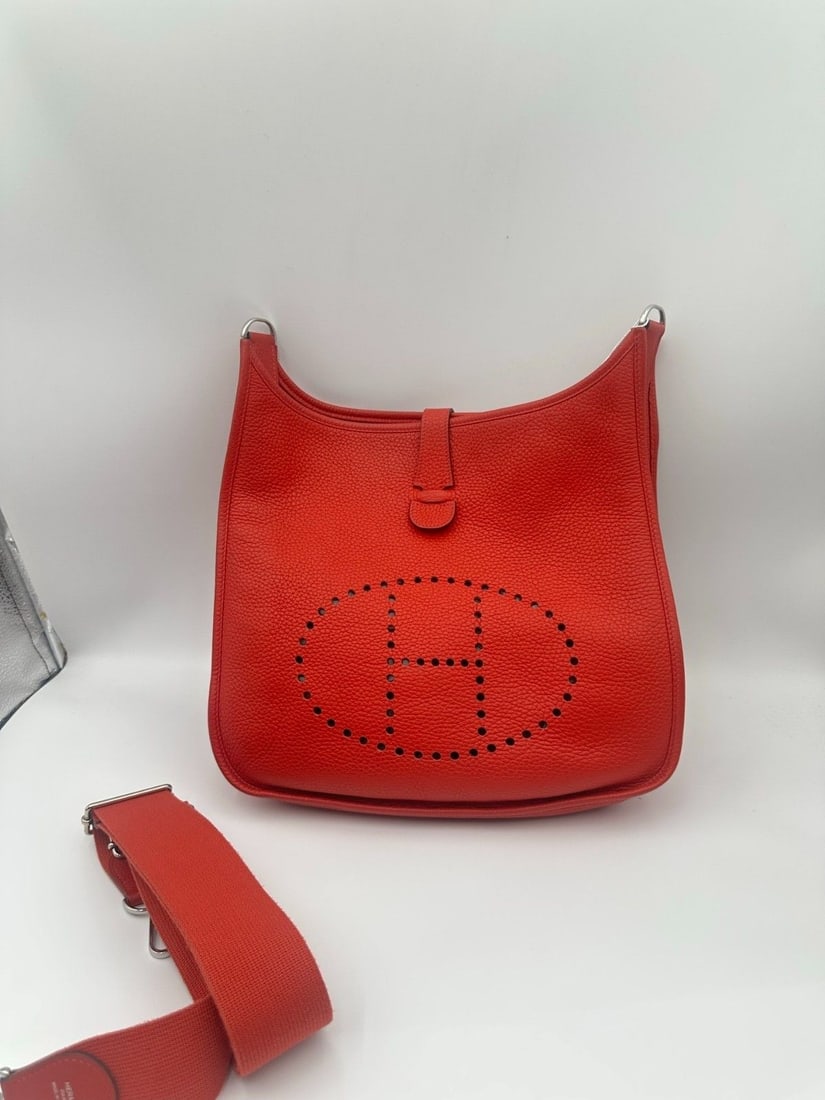 hermes Evelyne taurillon clemence silver shoudler bag Origin France: Good condition, normal usage traces, internal usage traces, hardware scratches