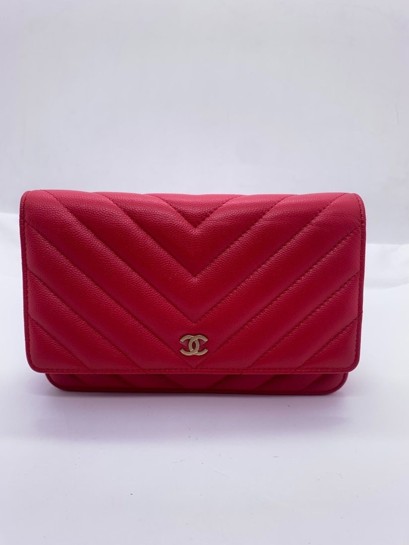 CHANEL Caviar Chevron Ancient Greek Charms WOC Crossbody bag: Minor signs of normal use, slight wear on the corners, scratches on the hardware, and a clean interior.