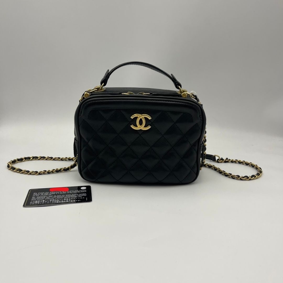 Chanel Small Classic Vanity Case Women Shoulder Bag Camera bagAP3246 Italy: Fair,There are signs of normal use, with worn corners, scratched hardware (some minor discoloration), and a clean interior.