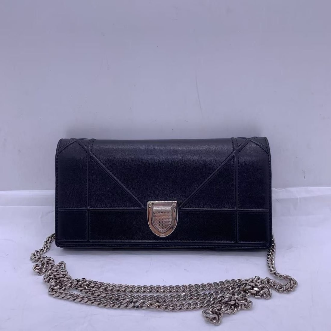 CHRISTIAN DIOR BLACK GRAINED CALFSKIN DIORAMA CROIS Origin Paris: Normal signs of daily use