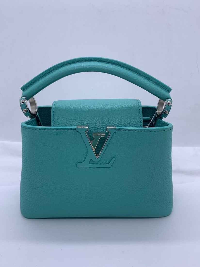 Louis Vuitton Capucines Mini Crossbody 2way Bag Leather Green SHW: Minor signs of use, scratches on hardware, clean interior.