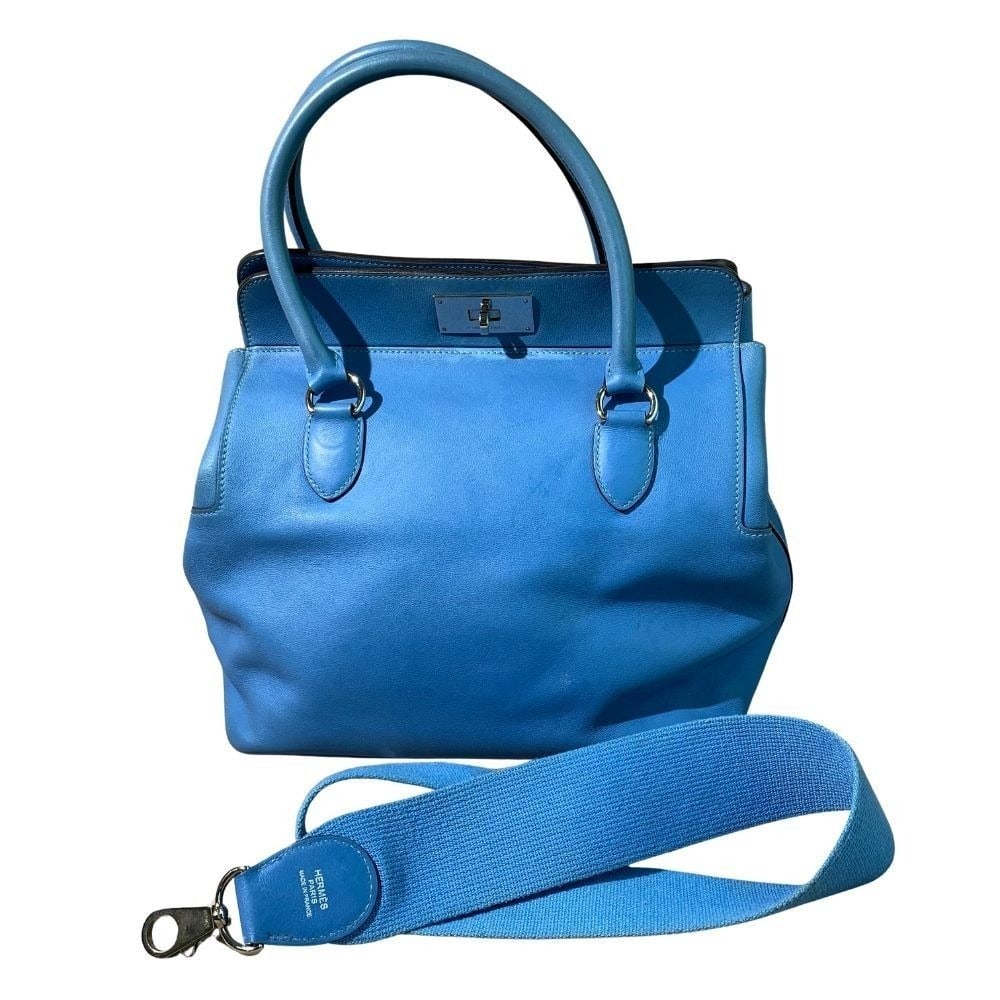 Hermes Toolbox 26 Bag Blue Leather Shoulder Bag Stmap R SWH Origin France: Normal signs of use; scratches and stains on the surface leather, wear on the four corners, stains inside, and scratches on the metal hardware.