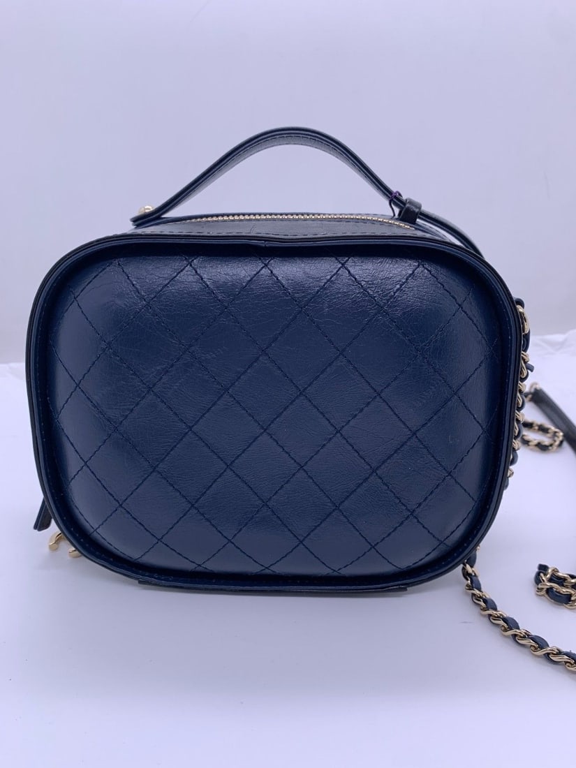 Auth Chanel Caviar Quilted Mini Vanity Case Chain navy blue black france: Normal signs of use, scratches on hardware, worn chain, slight wear on the four corners, and clean interior.