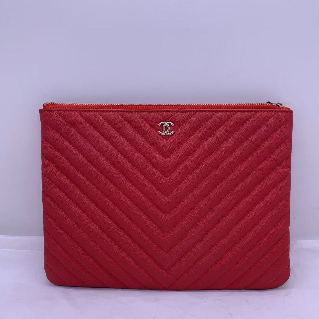 Pre-owned CHANEL Matte Chevron Clutch bag red handbag Women bag Origin Italy: It shows normal signs of use, with scuffs on the four corners, scratches on the hardware, and a clean interior.
