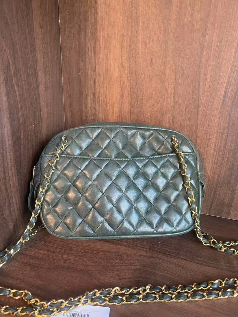Chanel camera bag, dark green sheepskin chain bag hangbag Origin Italy: Chanel dark green sheepskin chain bag, used bag, with complete laser identification on the ID card, 12 open