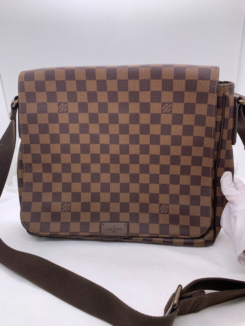 Louis Vuitton District Mm Messenger Men Bag Damier Brown N41212 Spain: Normal signs of use, with worn corners, scratched and worn hardware. The interior is clean, and the leather has slight scratches. Overall in good condition. For details, please refer to the pictures.