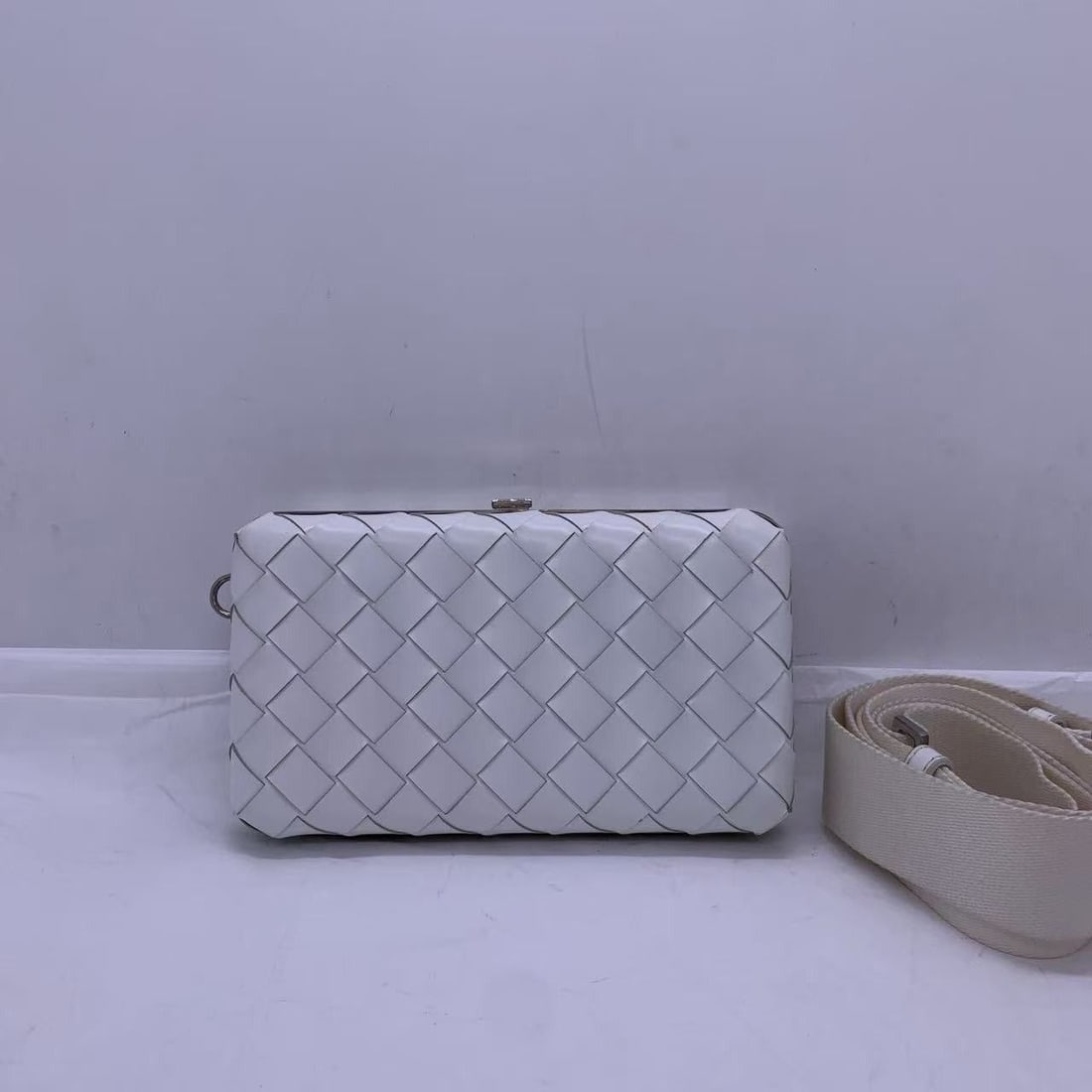 BOTTEGA VENETA Spazzolato Intrecciato Mens Crossbody bag Origin Italy: Normal signs of daily use