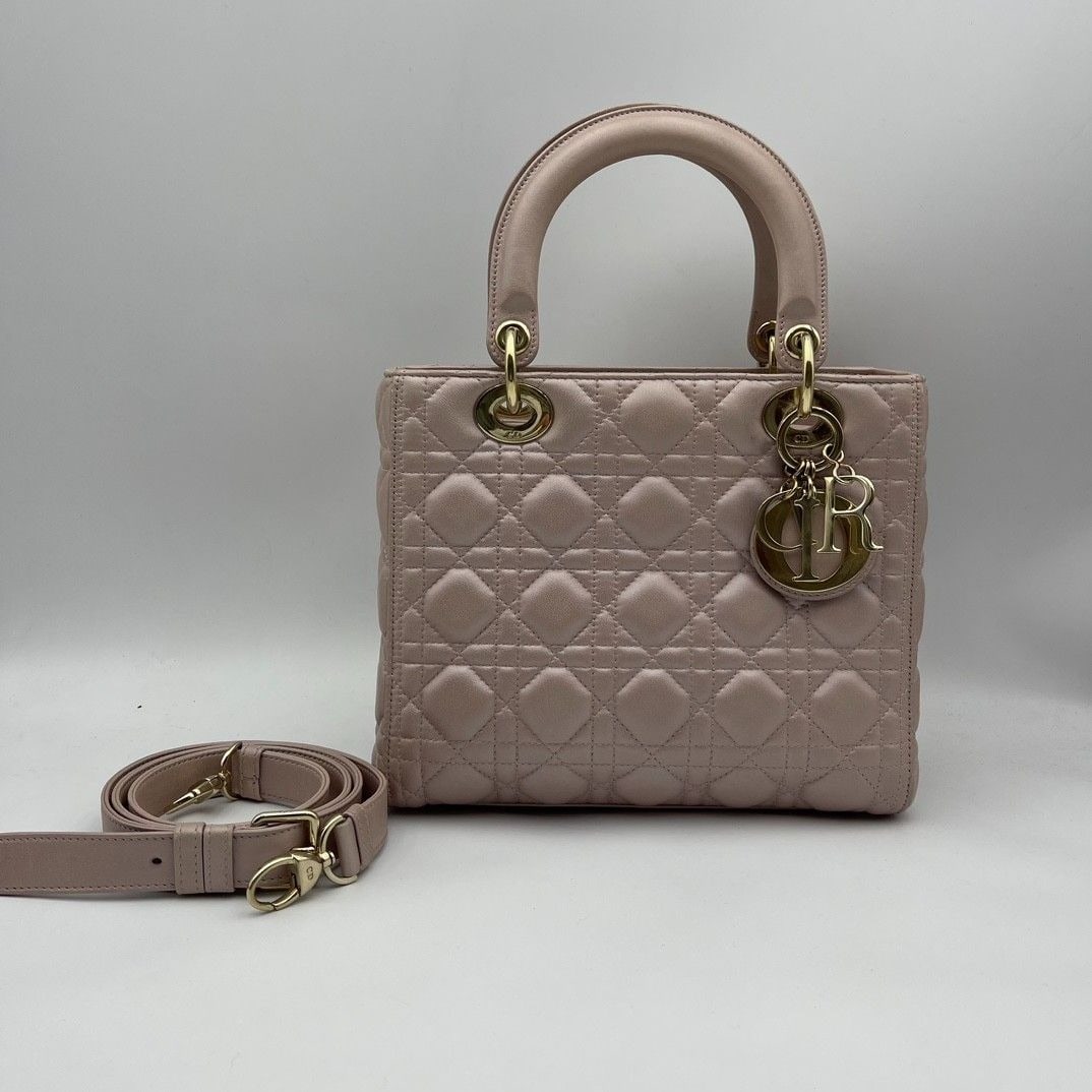 Pre-owned Christian Dior Lady Dior Bag Pink Cannage Lambskin GHW Origin Italy: Normal signs of use, wear on the four corners, minor stains and scratches on the leather surface, scratches on the hardware, worn handles, and a clean interior.