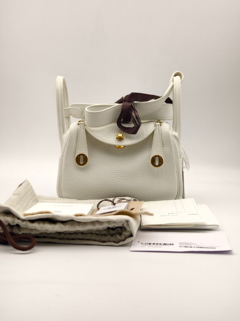 Hermes Mini Lindy 20 Bag Taurillon Clemence Leather White GHW Stmap B France: Minor signs of use, slight scratches on the hardware, and a tiny stain on the interior lining.