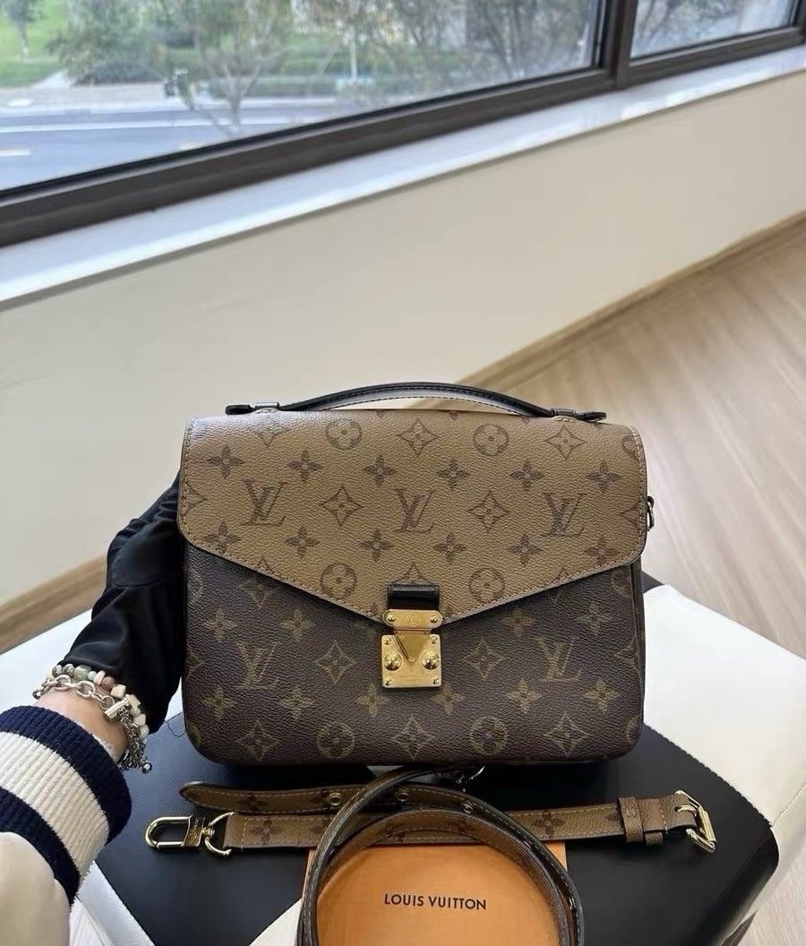 LOUIS VUITTON Pochette Metis MM M41465 Monogram Monogram canvas Brow France: Normal signs of daily use