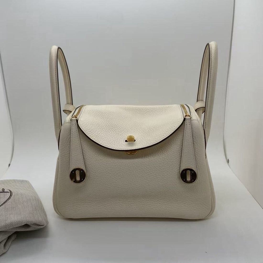 hermes lindy 26 handbag Cream white stamp Z France: Normal signs of daily use