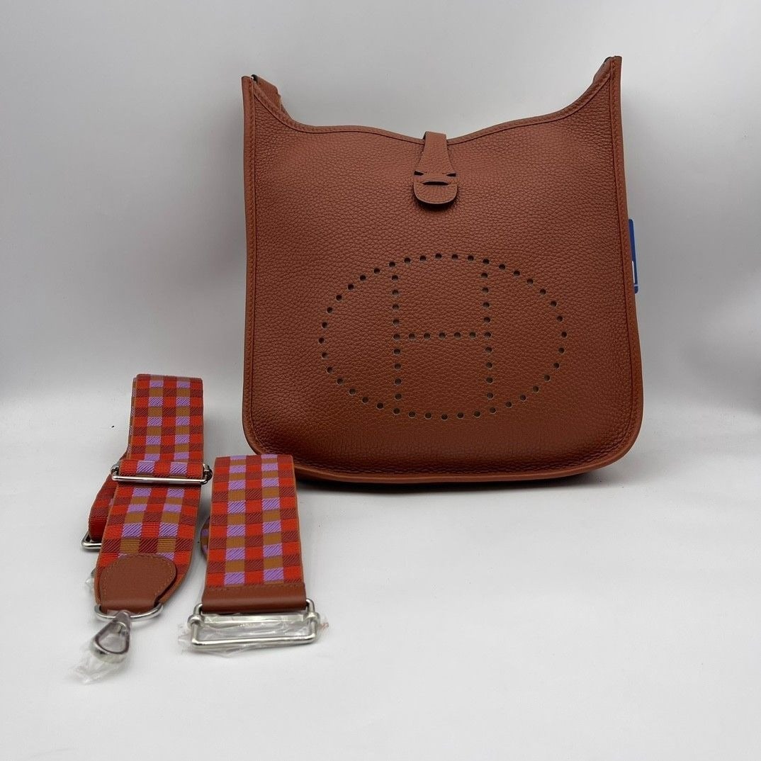 Hermes Evelyne III PM 29 taurillon clemence leather shoulder bag Origin France: Good condition, slight usage marks, clean interior, slight hardware marks
