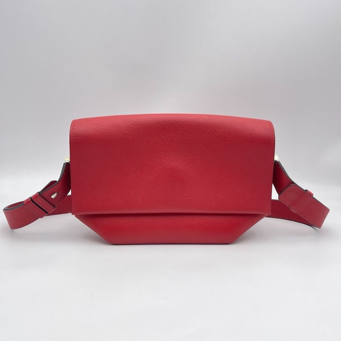 100% Auth Hermes Opli 24 shoulder bag Leather Red Stmap C: Normal signs of use. Wear on the four corners and the closure area. The interior is clean.